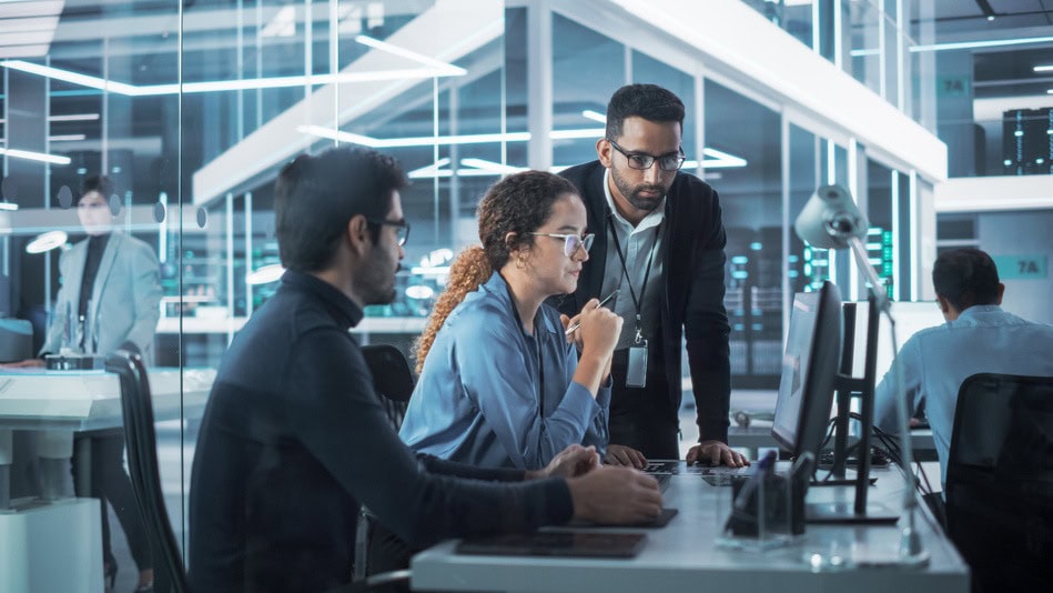 Un data engineer o ingeniero de datos es el profesional que se encarga de construir y mantener los sistemas que permiten recopilar, organizar y preparar grandes cantidades de datos