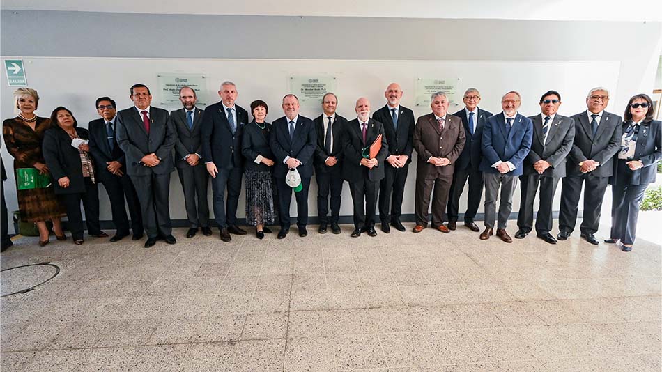 El homenajeado Rafel Puyol (quinto por la derecha), rodeado de autoridades acad&eacute;micas y jur&iacute;dicas que asistieron al acto. 