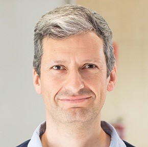 Alberto Fernández Gil, Experto asociado