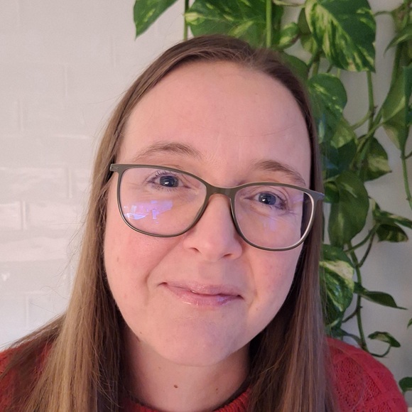 Beth Erin Jones, Colaboradora