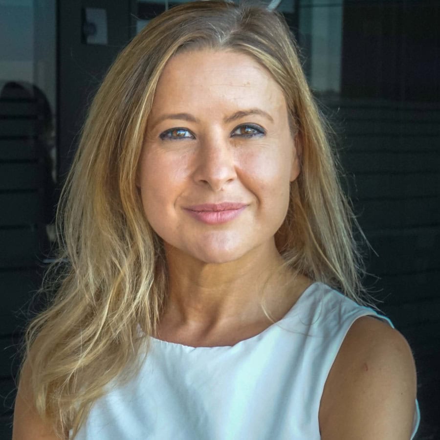 Cristina Muñoz-Aycuens Sarda, Experta asociada